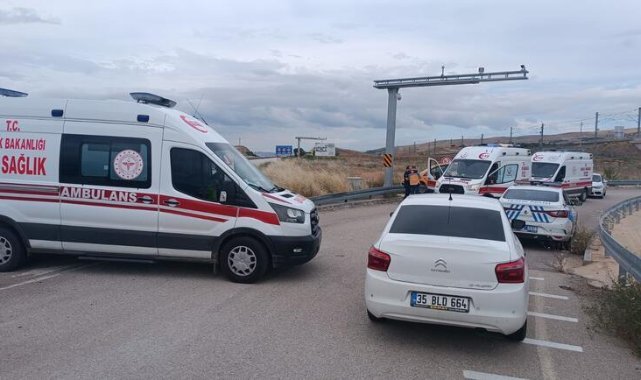 Otomobille çarpışan taksi bariyerlere savruldu