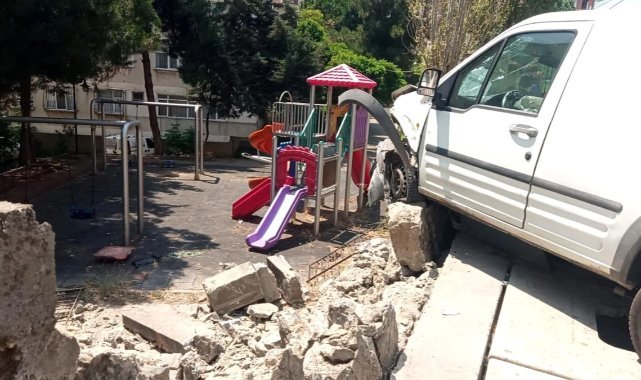 Pendik'te Freni Boşalan Ticari Araç Sitin Duvarına Çarptı