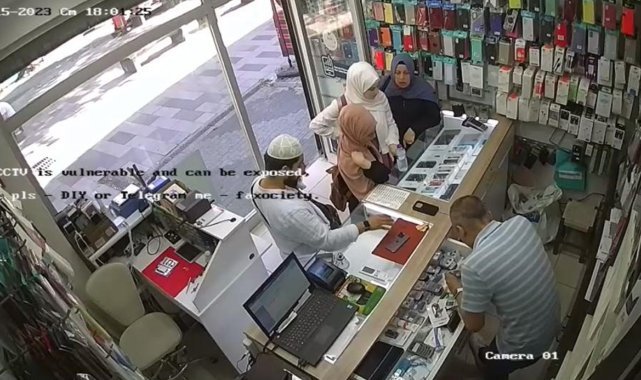 Sahte dolarla esnafı dolandırıp son model telefon aldılar