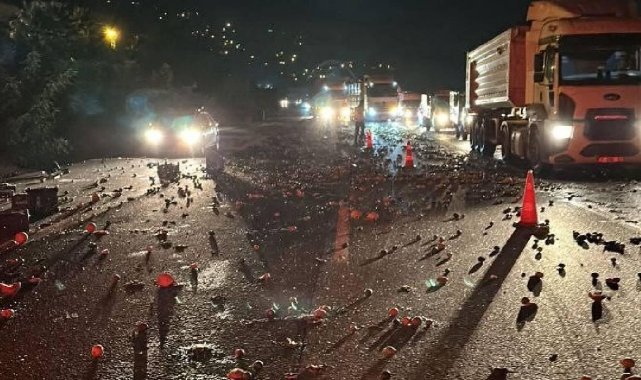 Sebze ve meyve yüklü kamyonetle tır çarpıştı, ortalık savaş alanına döndü