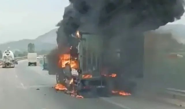 Seyir halindeki kamyonet alev alev yandı