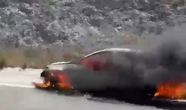 Seyir halindeki otomobil alev topuna döndü