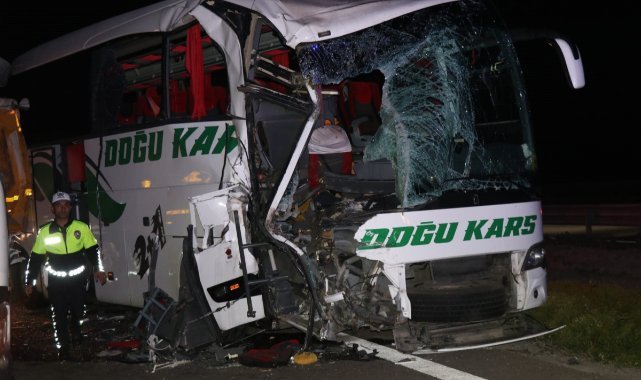 TEM'in Bolu geçişinde yolcu otobüsü ile tır çarpıştı