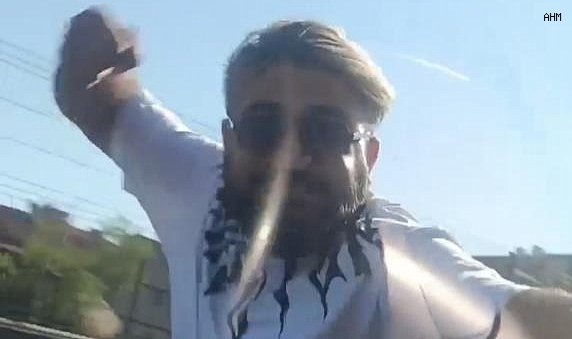 Trafikte dehşet: Hamile kadının bulunduğu arabayı yumrukladı