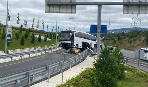 Ümraniye’de yolcu otobüsü refüje çıktı