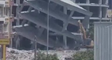 Yıkım esnasında bina iş makinesinin üzerine devrildi