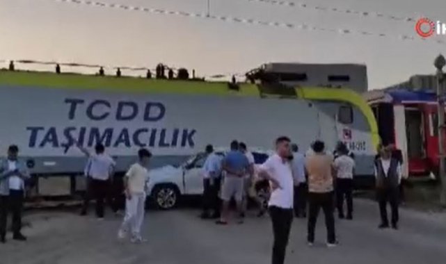 Yolcu treni otomobile çarptı