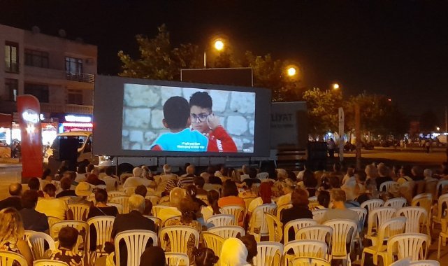 Açık havada sinema keyfi büyük ilgi görüyor