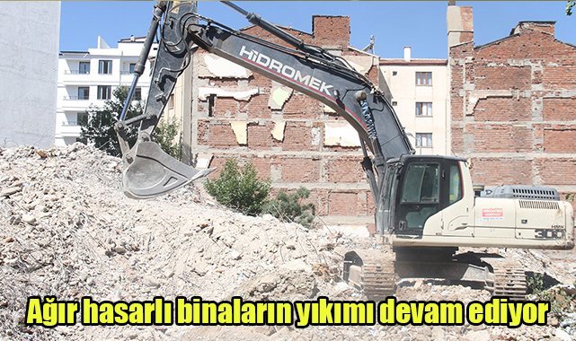 Ağır hasarlı binaların yıkımı devam ediyor