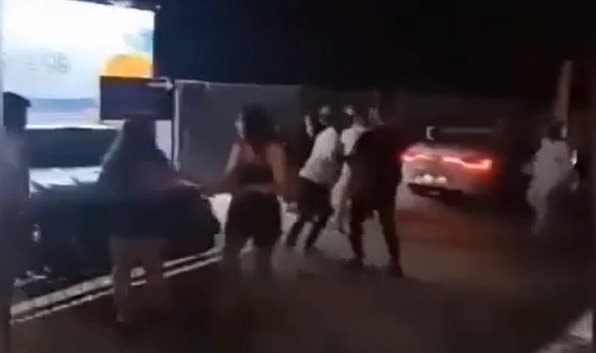 Alaçatı’da eğlence mekanı çalışanları müşterileri darp etti