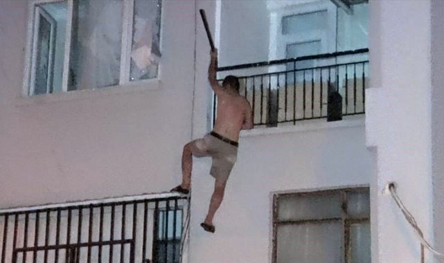 Antalya'da korku dolu anlar: Kendini eve kilitleyip elinde bıçakla polise direndi, 1. kattan düşüp yaralandı