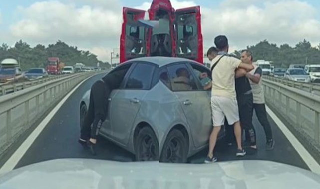 Arnavutköy’de yol verme tartışması: Trafiğin ortasında aracından inip diğer sürücüyü darp etti