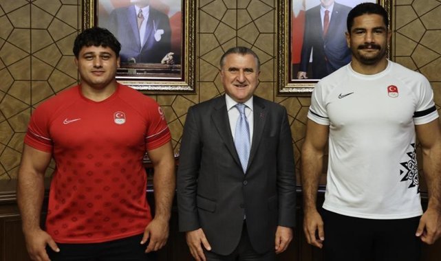 Bakan Bak milli güreşçileri kabul etti