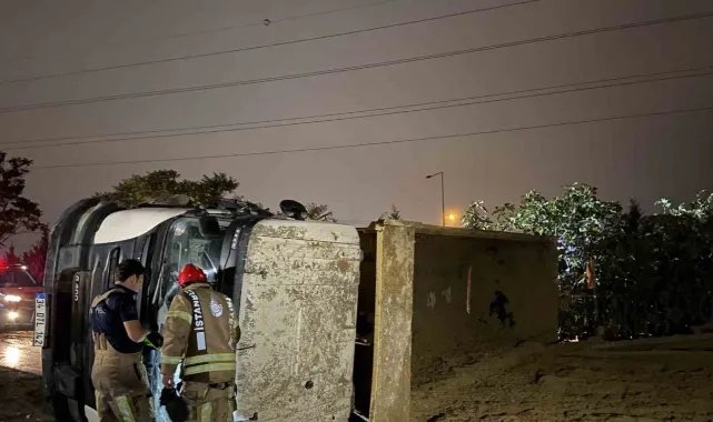 Başakşehir’de virajı alamayan hafriyat kamyonu yan yattı