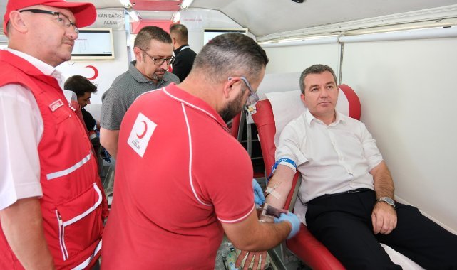 Başkan Koştu Kızılay'a destek için kan verdi