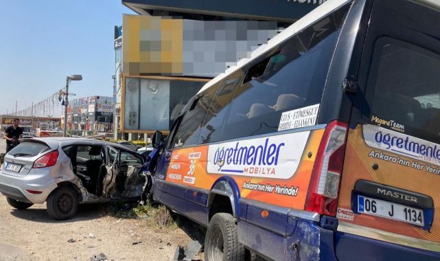 Başkent’te AVM girişinde iki araç reklam direğine çarptı