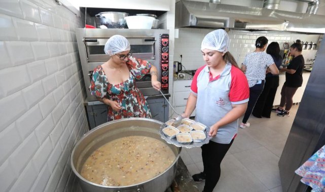 Bayraklı'da aşure bereketi: Sandal, "Aşure bereketin simgesidir"