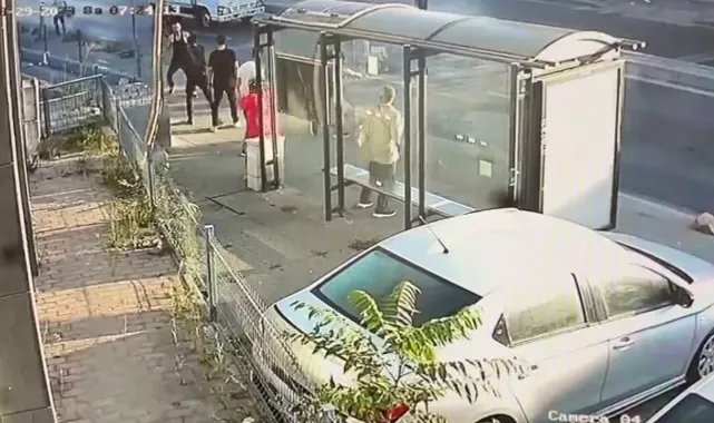 Bayrampaşa’da elinde bıçakla vatandaşları tehdit eden saldırgana polis müdahalesi