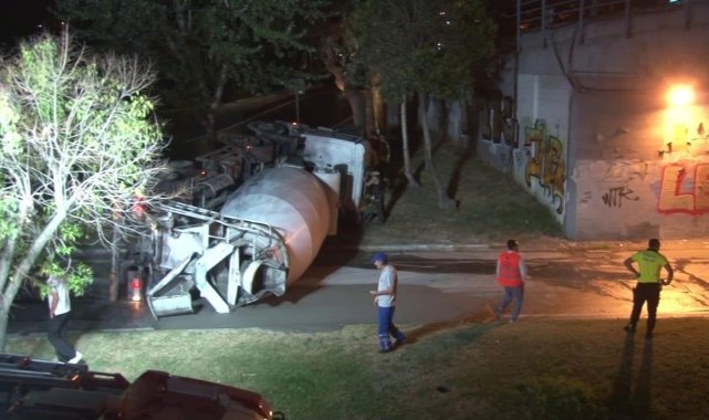 Beyoğlu’nda kontrolden çıkıp virajı alamayan beton mikseri yan yattı