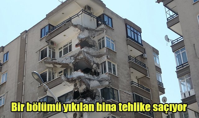 Bir bölümü yıkılan bina tehlike saçıyor