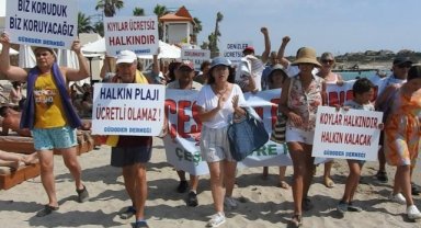 Çeşme’de sahillerin ücretli hale getirilmesine havlulu tepki sürüyor