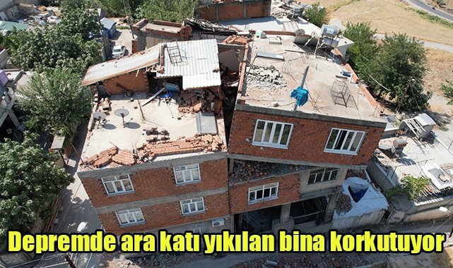 Depremde ara katı yıkılan bina korkutuyor