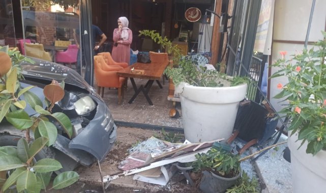 Elazığ’da hafif ticari araç kafeye girdi