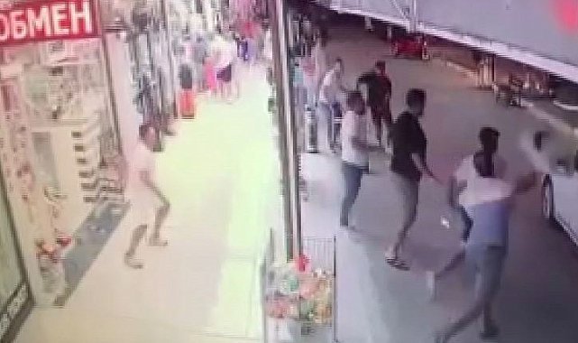 Esnaf, üzerlerine otomobil süren turiste karşı kendilerini plastik taburelerle savundu