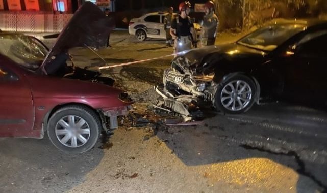 Eyüpsultan’da 2 otomobil kafa kafaya çarpıştı