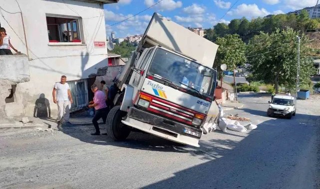 Gaziosmanpaşa’da freni patlayan kamyon bir evin duvarını yıkarak durdu