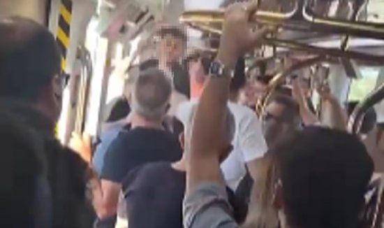 Grevin bitmesinin ardından İzmir metrosunda yumruk yumruğa kavga