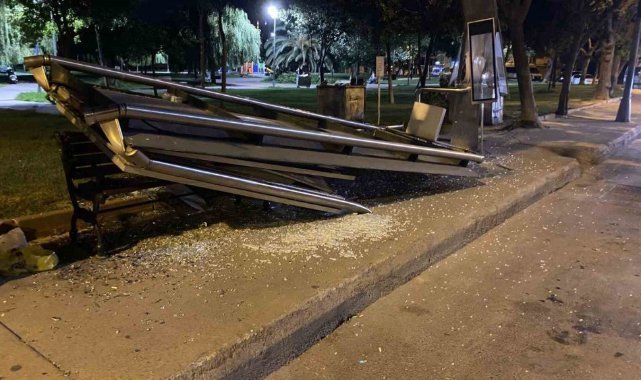 İETT otobüsü durağa daldı, şoför olay yerinden kaçtı