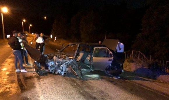 İki otomobil kafa kafaya çarpıştı