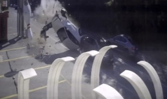 İstanbul'da feci kaza: Ortalık savaş alanına döndü