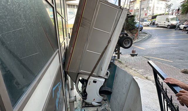 İstanbul’da pedalı takılan kamyonet ortalığı savaş alanına çevirdi