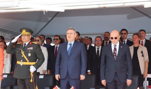 İzmir'de 30 Ağustos Zafer Bayramı coşkuyla kutlandı