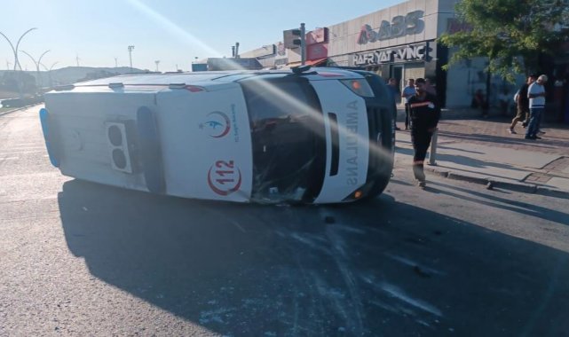 İzmir'de ambulans ile kamyonet çarpıştı: 3 yaralı