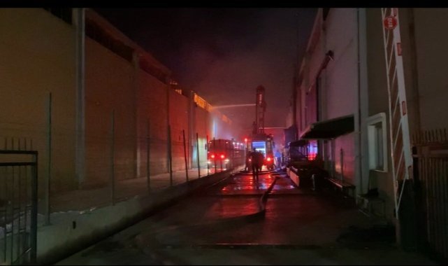 İzmir'de fabrikada yangın: Fabrika kullanılamaz hale geldi