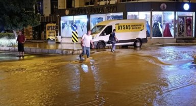 İzmir’de hareketli gece: Ana boru patladı, 2 mahalleyi su bastı
