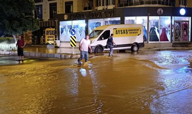 İzmir’de hareketli gece: Ana boru patladı, 2 mahalleyi su bastı