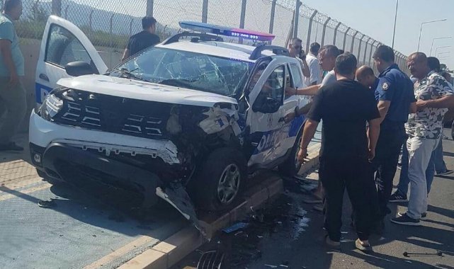 İzmir'de kontrolden çıkan araç polis aracına çarptı: 3’ü polis 5 yaralı