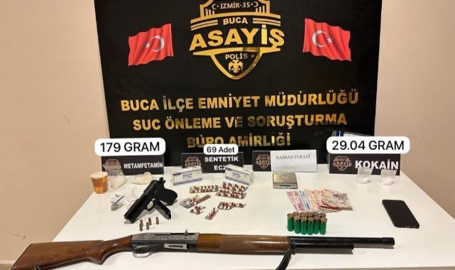 İzmir'de uyuşturucu evine polis baskını: 2 gözaltı