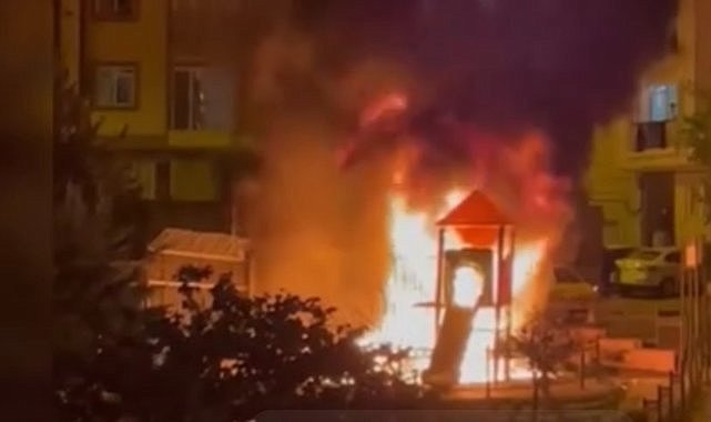 Kağıthane’de çocuk parkında çıkan yangın mahallelileri korkuttu
