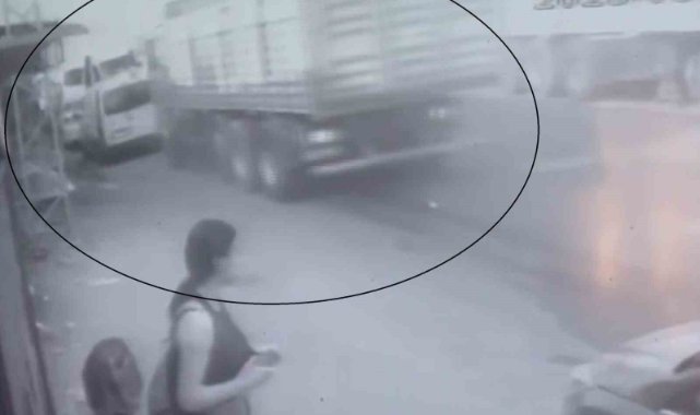 Kamyon tıra çarpıp, park halindeki araçları biçti