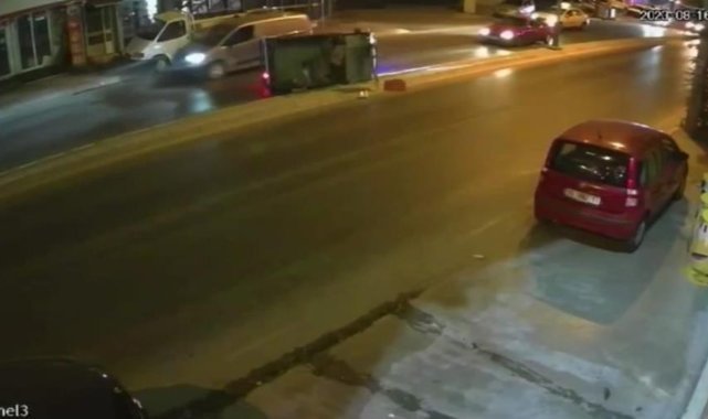 Kamyonet devrildi, kasadan yola düşen şahıslar ölümden döndü