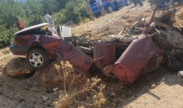 Kamyonla çarpışan otomobil hurdaya döndü