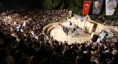Kargalar Efes Selçuk'a geldi: Efes Tiyatro Festivali devam ediyor