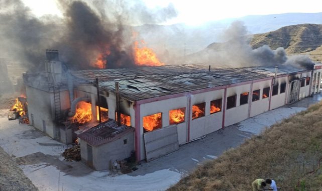 Kastamonu’da ahşap kapı fabrikası alevlere teslim oldu