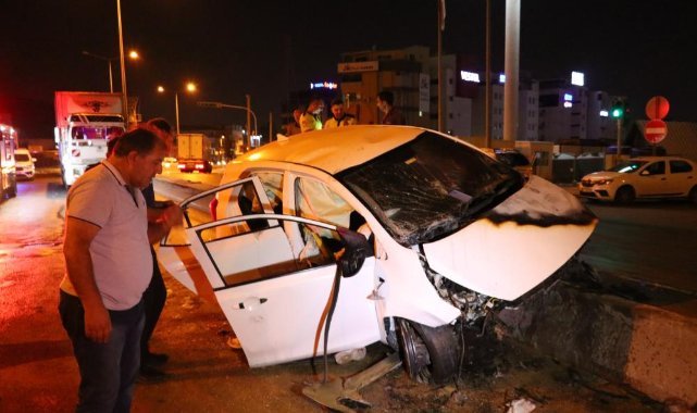 Kaza yapan araç alev alev yandı: Araçta sıkışan 2 kişi vatandaşlar tarafından kurtarıldı