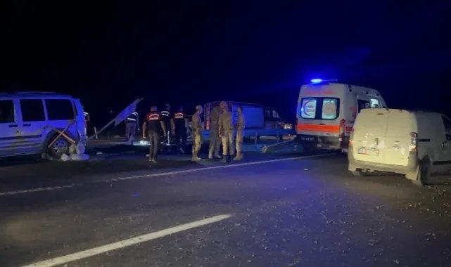 Kaza yapanların yardımına gidenlerin arasına başka bir araç daldı